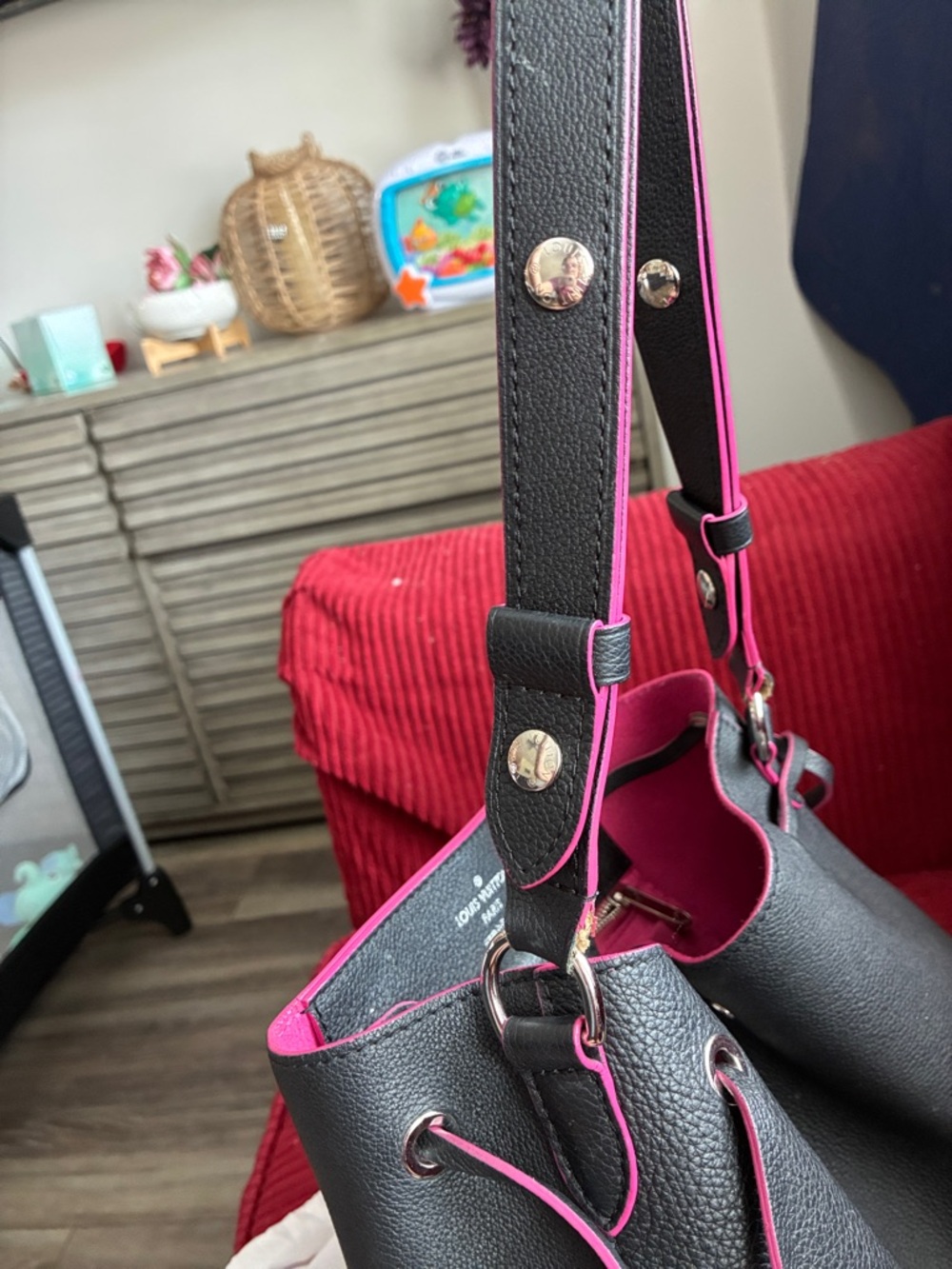 Louis Vuitton Black and Pink Shoulder Bag with Elegant Design - Picture 12 of 15